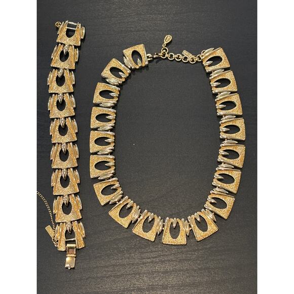 Vintage Monet Chunky Gold Tone Collar Necklace Bracelet Set Modernist Excellent - Picture 2 of 5